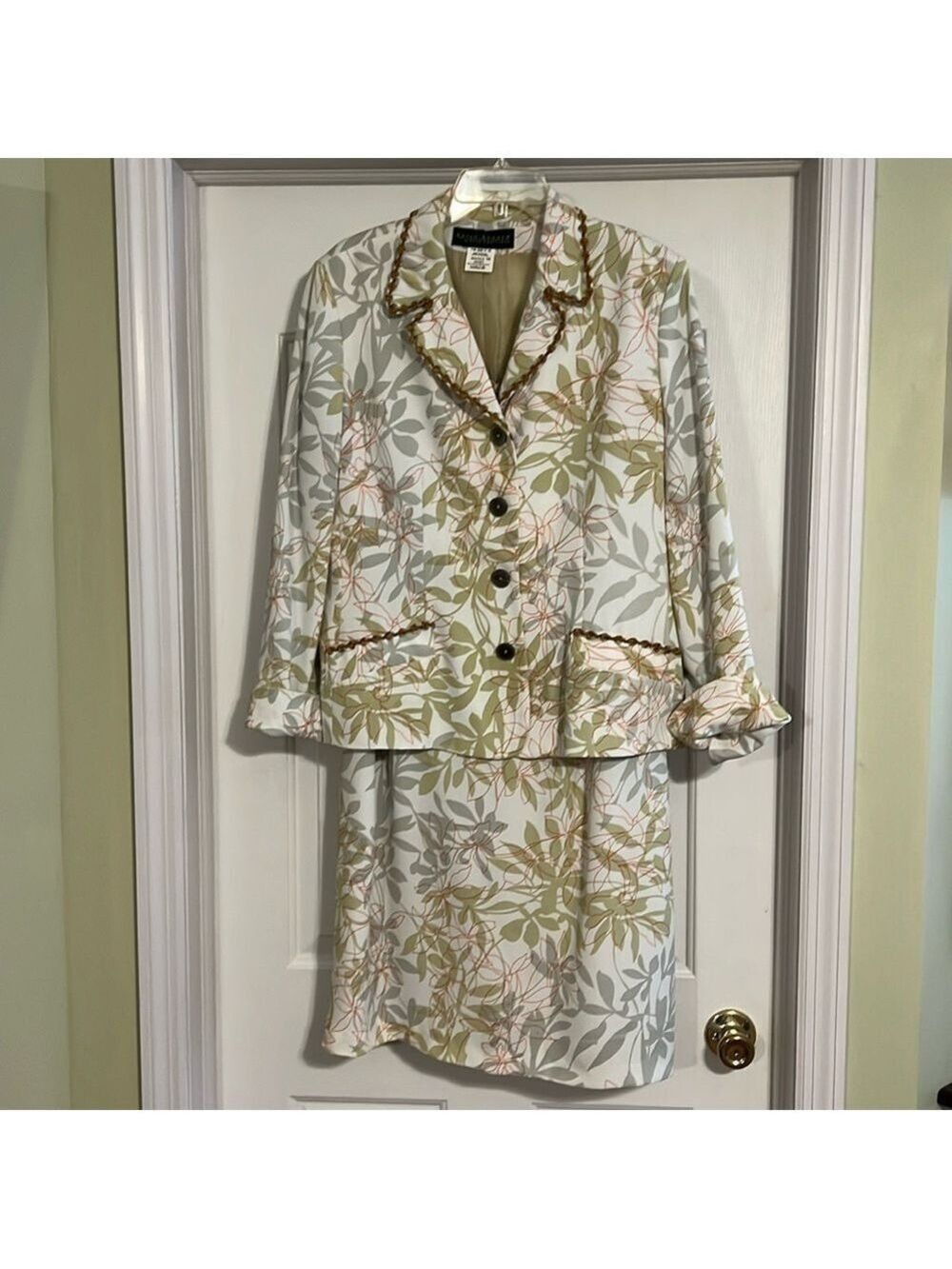 Harve’ Bernard women’s suit.Size 14. Sleeveless dress & blazer. Both fully lined